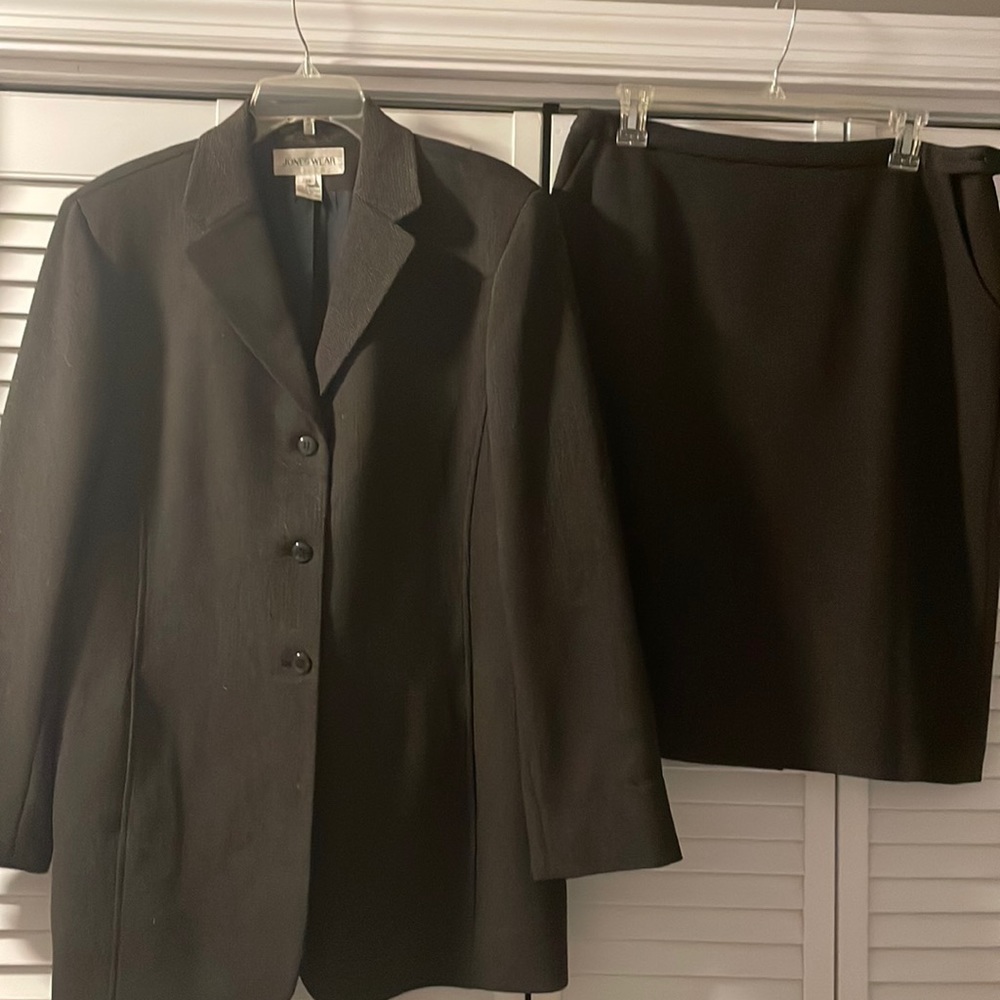 Skirt suit